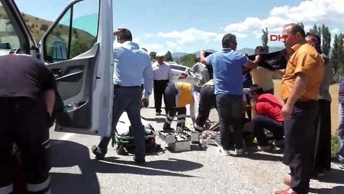 Sivas Suşehri\'nde İki Otomobil Çarpıştı: 3 Yaralı