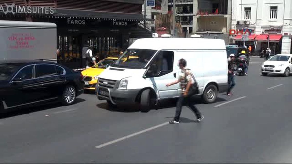 Taksim\'de Şüpheli Çanta Alarmı