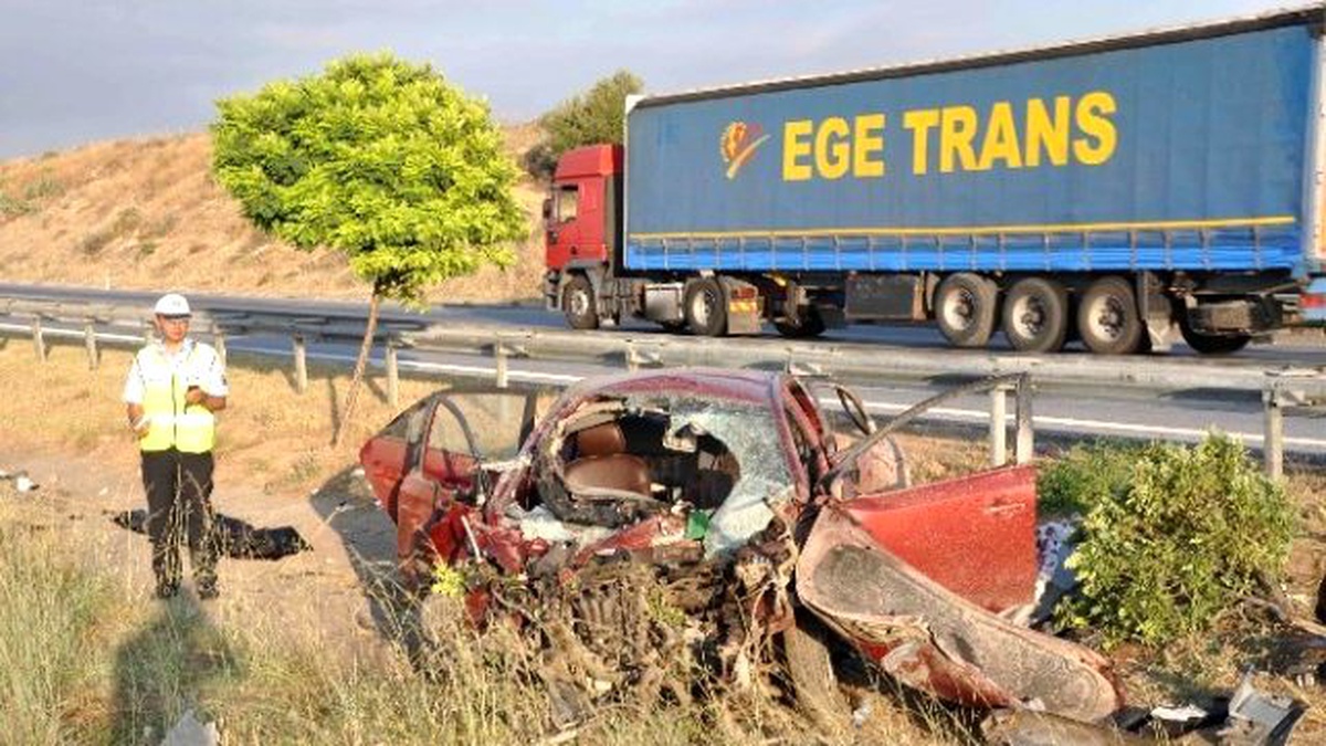 Tarsus\'ta Suriyeliler Trafik Kazası Geçirdi: 2 Ölü, 4 Yaralı