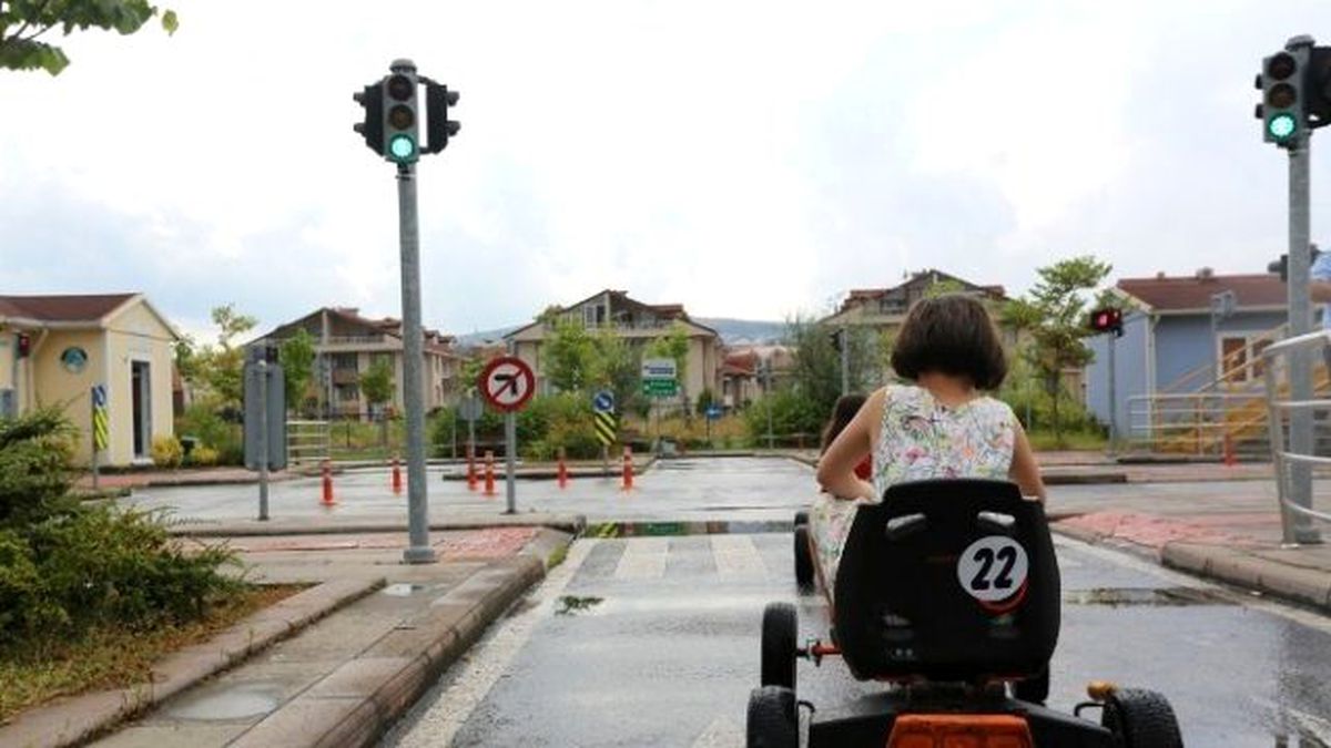 Trafik Kurallarını Direksiyon Başında Öğreniyorlar