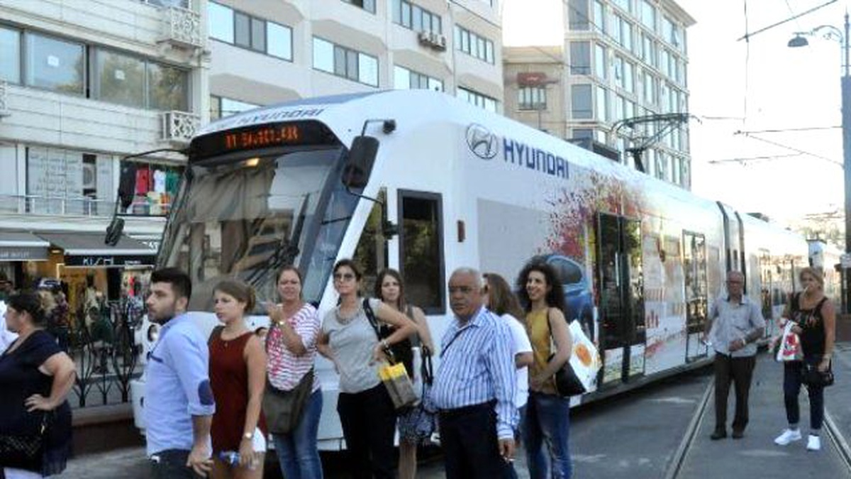 Tramvay Durağındaki Sahipsiz Poşet Seferlerini Durdurdu