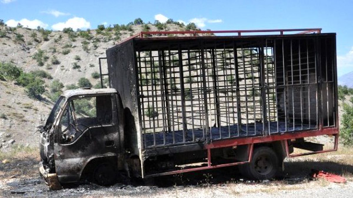 Tunceli\'de Araç Yakıldı
