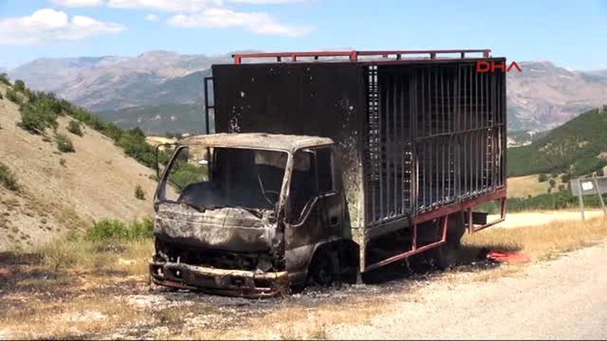 Tunceli\'de Yol Kesen PKK\'lılar Araç Yaktı