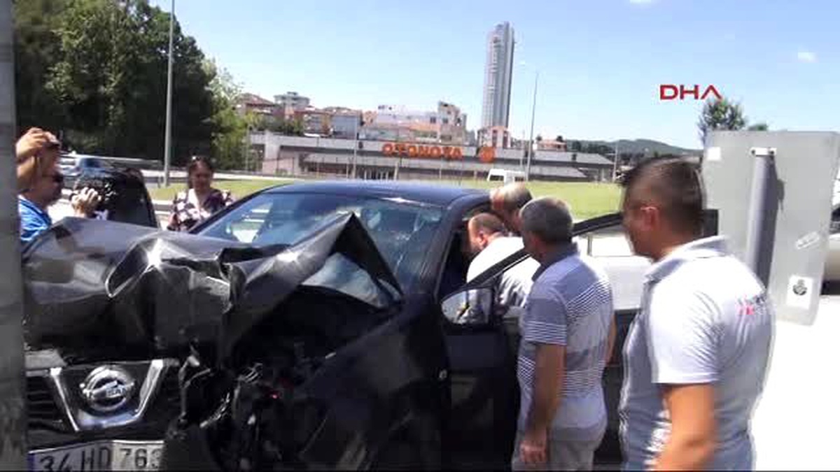 Ümraniye\'de Cip Direğe Çarptı: 1 Yaralı