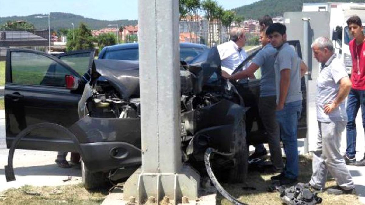 Ümraniye'de Cip Direğe Çarptı