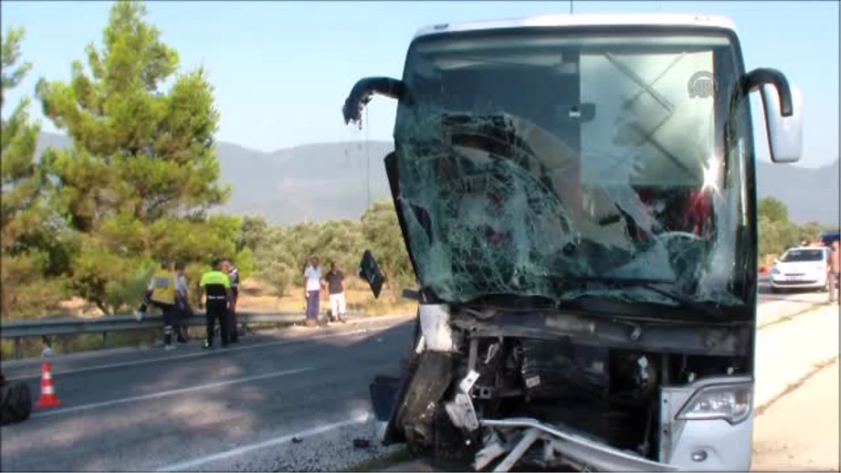 Yolcu Otobüsü Traktörle Çarpıştı: 1 Ölü, 3 Yaralı