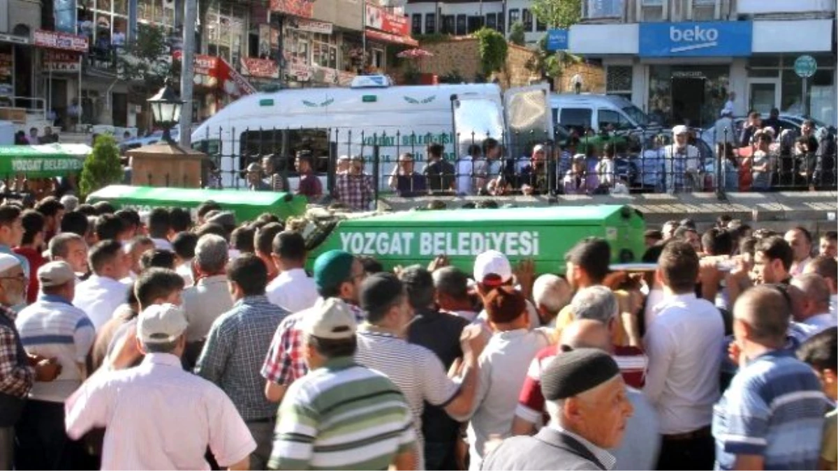 Yozgat\'taki Kazada Ölen 5 Kişinin Cenazesi Toprağa Verildi