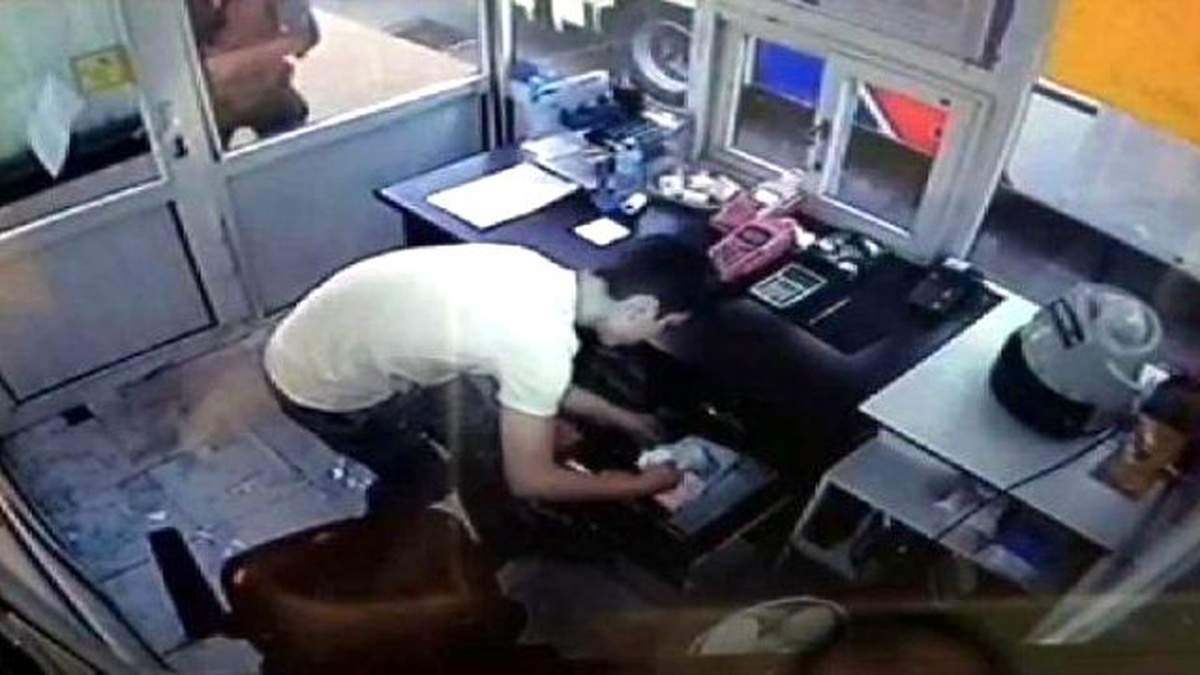 22 Halk Otobüsü ve Bilet Gişesini Soydular