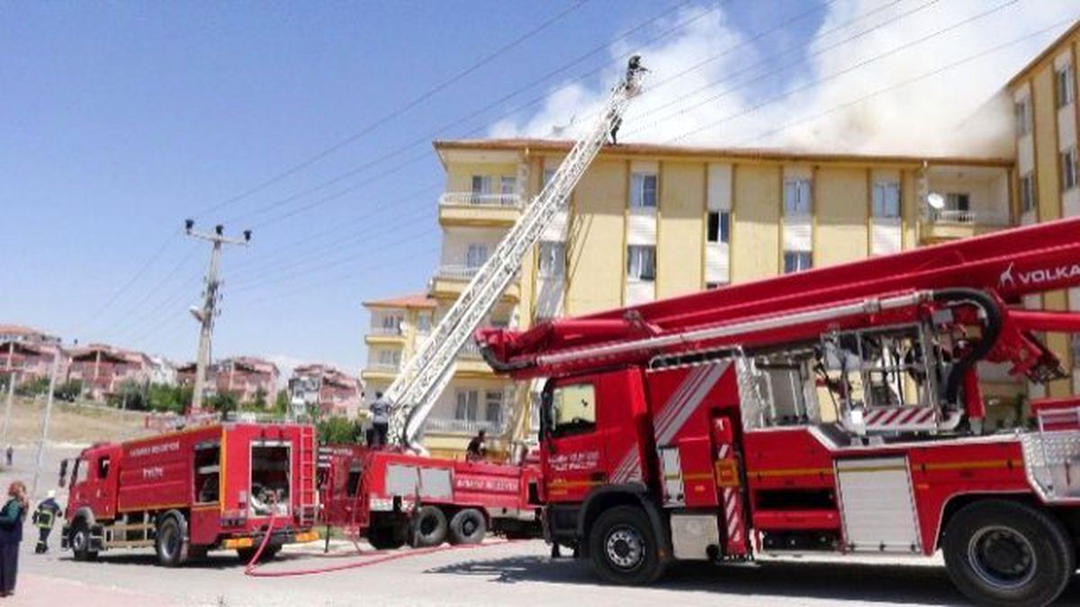Aksaray\'da Çatı Yangını