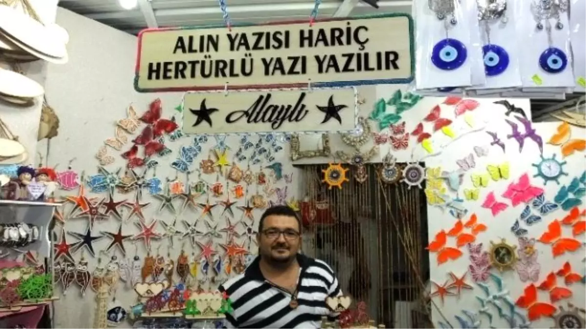 Alın Yazısı Hariç Her Türlü Yazı Yazılır" Tabelası İlgi Görüyor