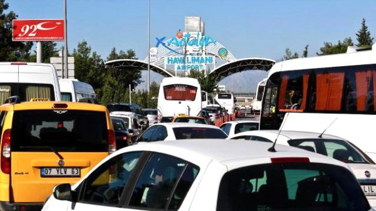 Antalya Havalimanı\'nda \'Güvenlik Kuyruğu\' Sürüyor