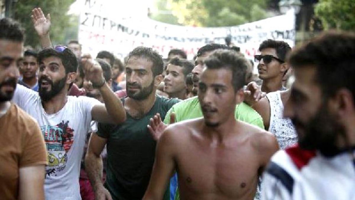 Atina\'daki Mülteci Kampında Bıçaklı-sopalı Kavga: 1 Ölü, 8 Yaralı