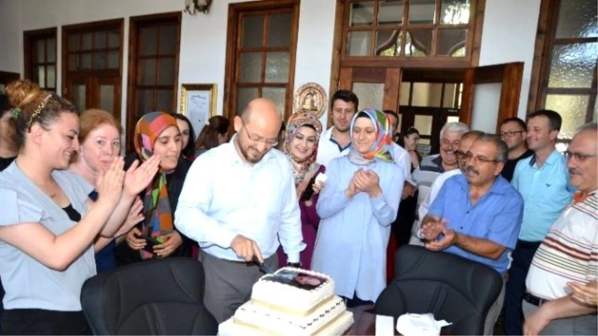 Başkan Özcan\'a Personelinden Doğum Günü Sürprizi