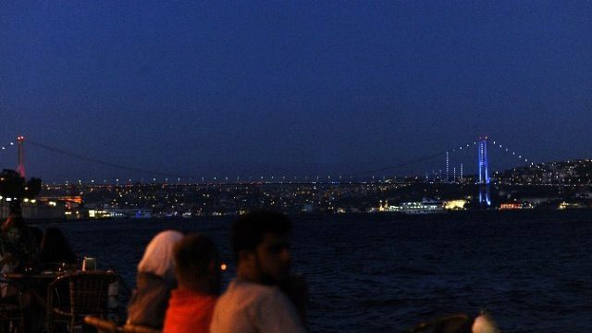 Boğaziçi Köprüsü Fransız Bayrağı Renklerine Büründü