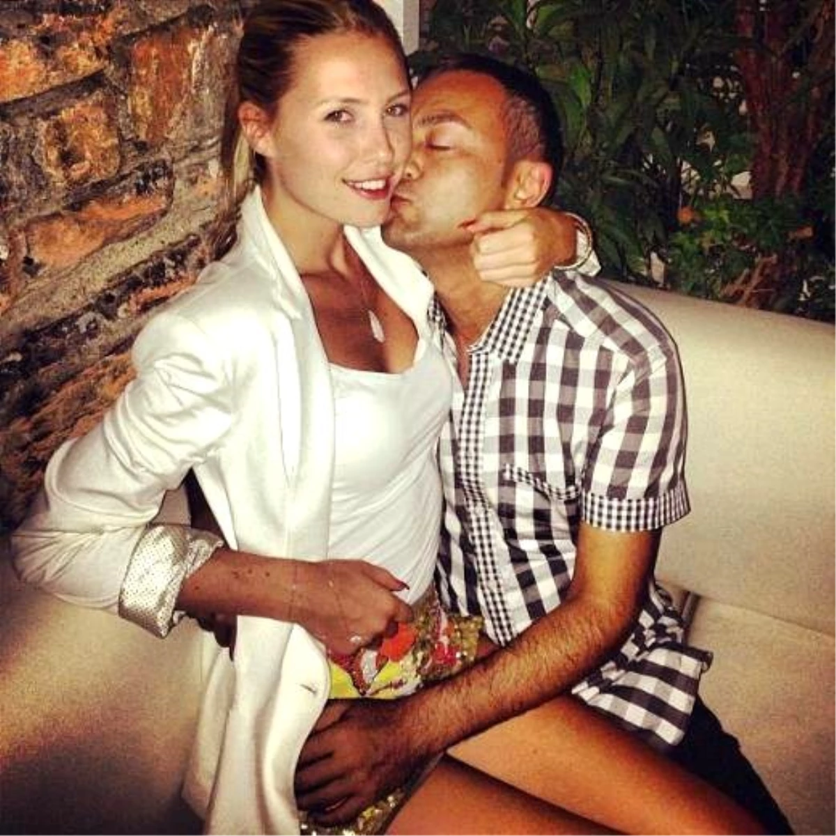 Chloe Loughnan, Serdar Ortaç'la Dudak Dudağa Fotoğraf Paylaştı