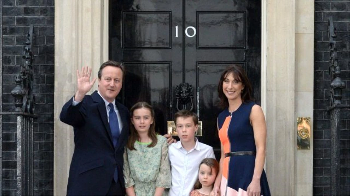 David Cameron\'un Kızının Elbisesi Yok Sattı