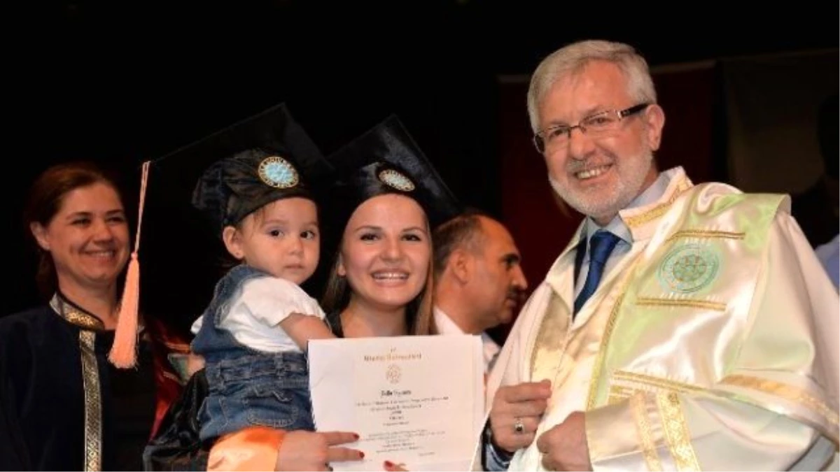 Diplomasını Kızıyla Aldı