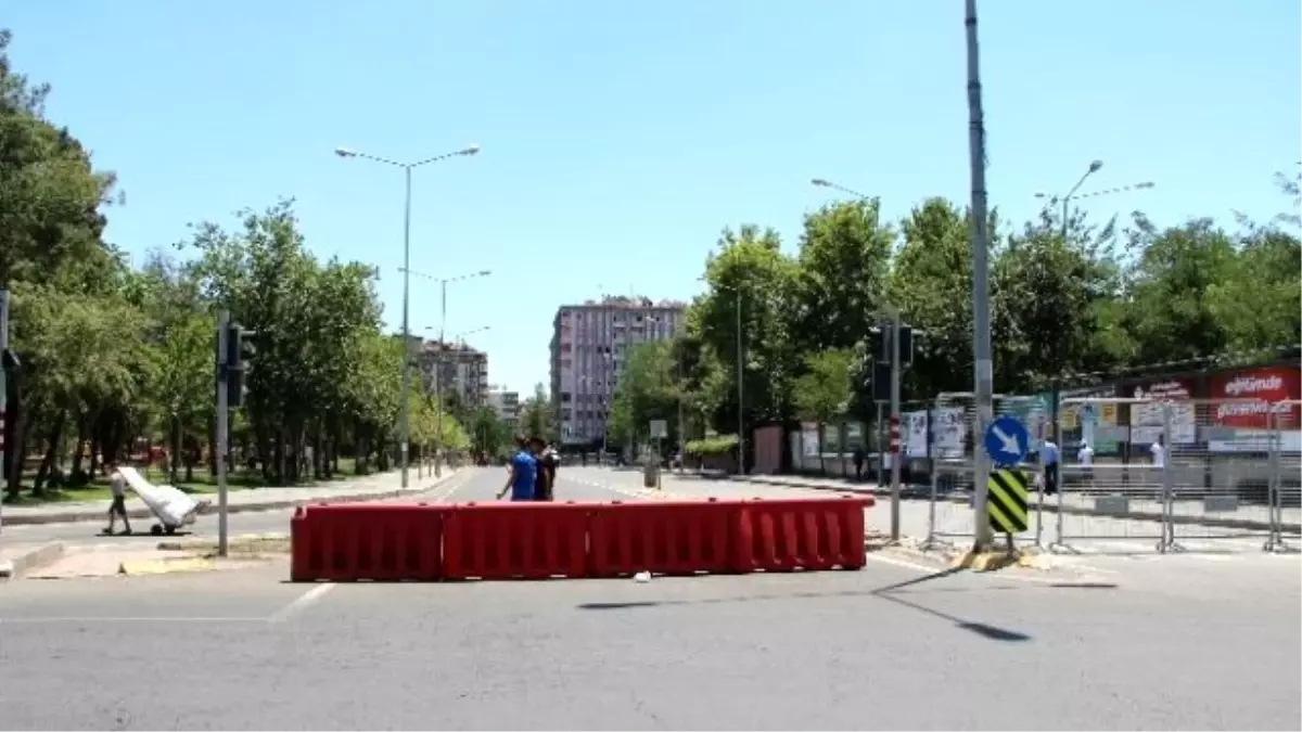 Diyarbakır \'Diken\' Üstünde! Valilik Önündeki 2. Şerit de Kapatıldı