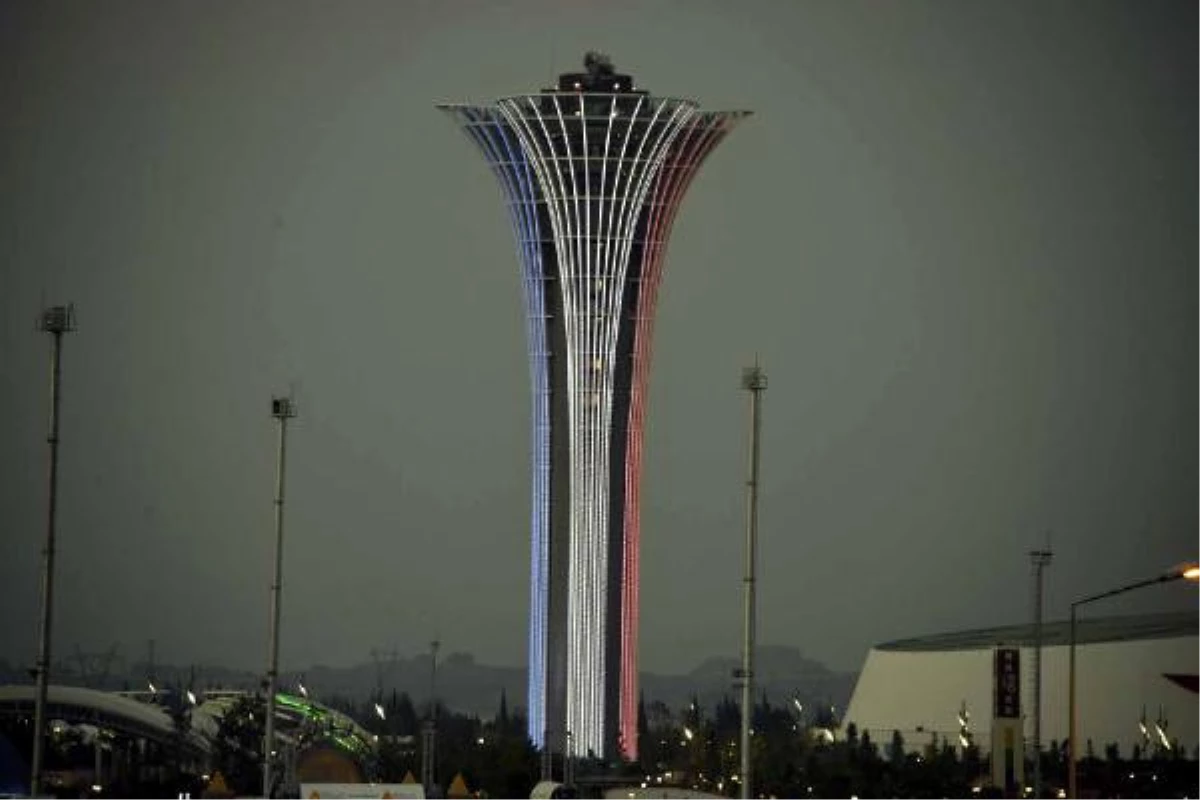Expo Kulesi, Fransa Bayrağının Renklerine Büründü