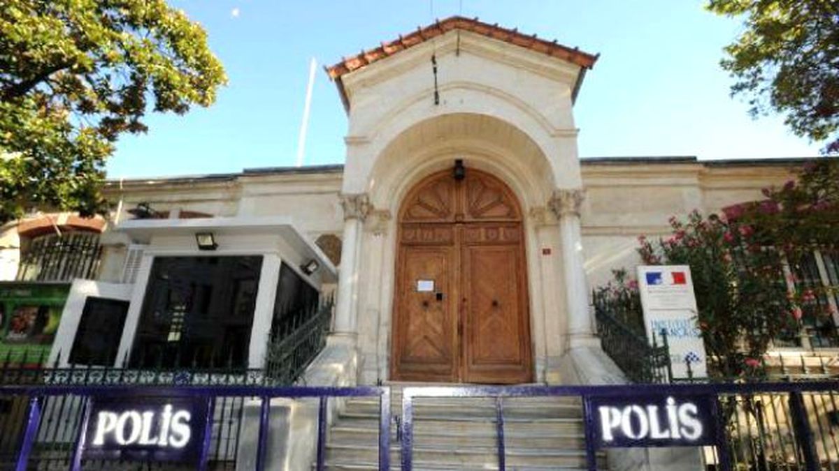 Fransa Başkonsolosluğu'nda Bayraklar Yarıya İndirildi