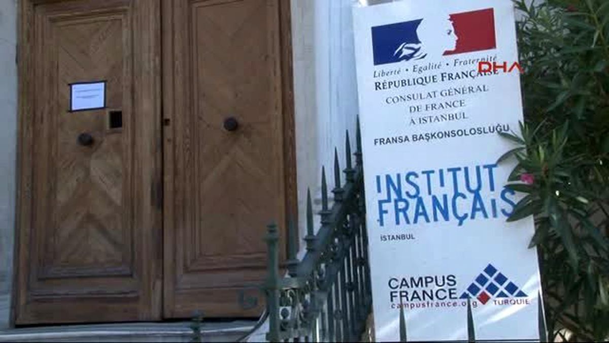 Fransa Başkonsolosluğu\'nda Bayraklar Yarıya İndirildi, Güvenlik Önlemleri Sürüyor
