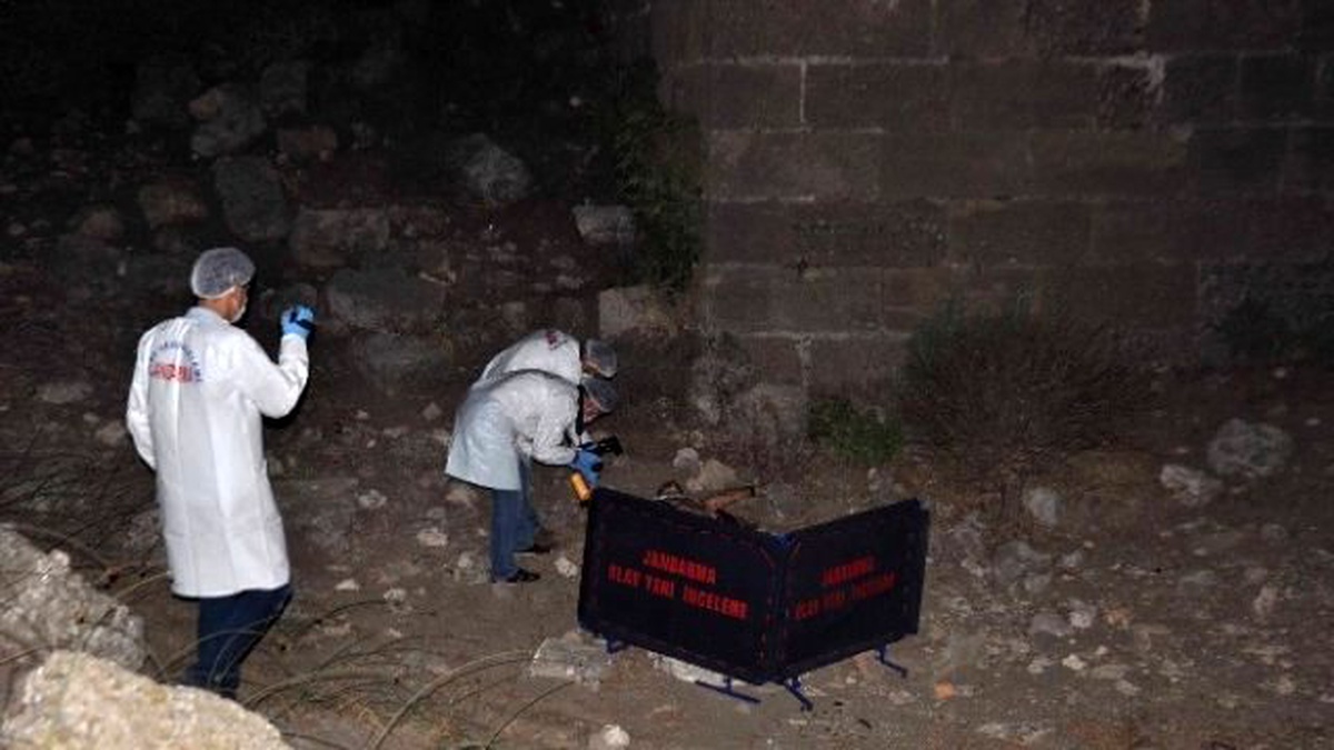 Hastane Çalışanı Genç Surlardan Atlayıp İntihar Etti