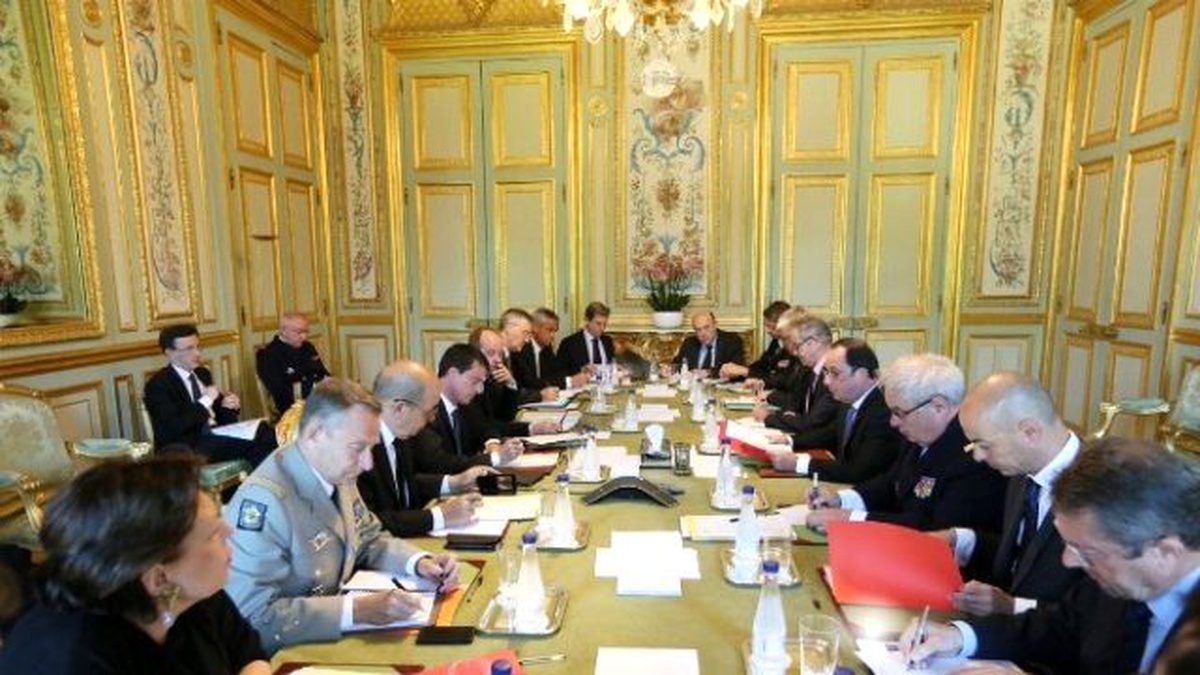 Hollande, Ulusal Savunma Konseyi\'ni Topladı