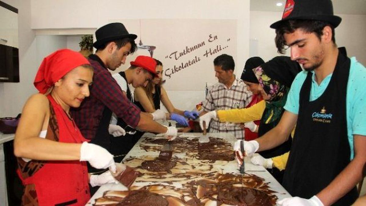 İşitme Engelli Gençler Çikolata Yapmanın Tadına Vardı