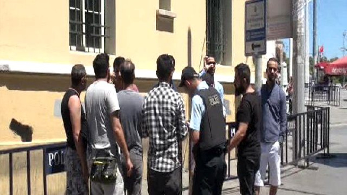 İstiklal Caddesi\'ne Gözaltı