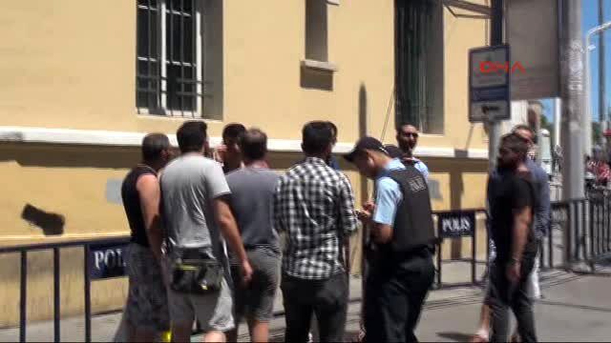 İstiklal Caddesi\'ne Gözaltı