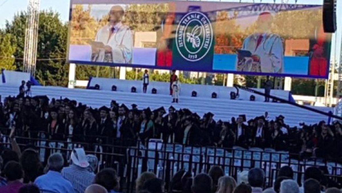 İTÜ Mezuniyetinde Sırtlarını Dönerek Protesto Ettiler