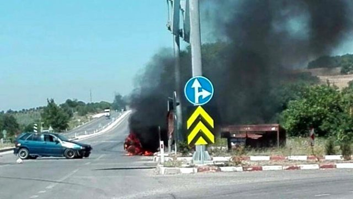 Kaza Yapan Otomobil Alev Aldı