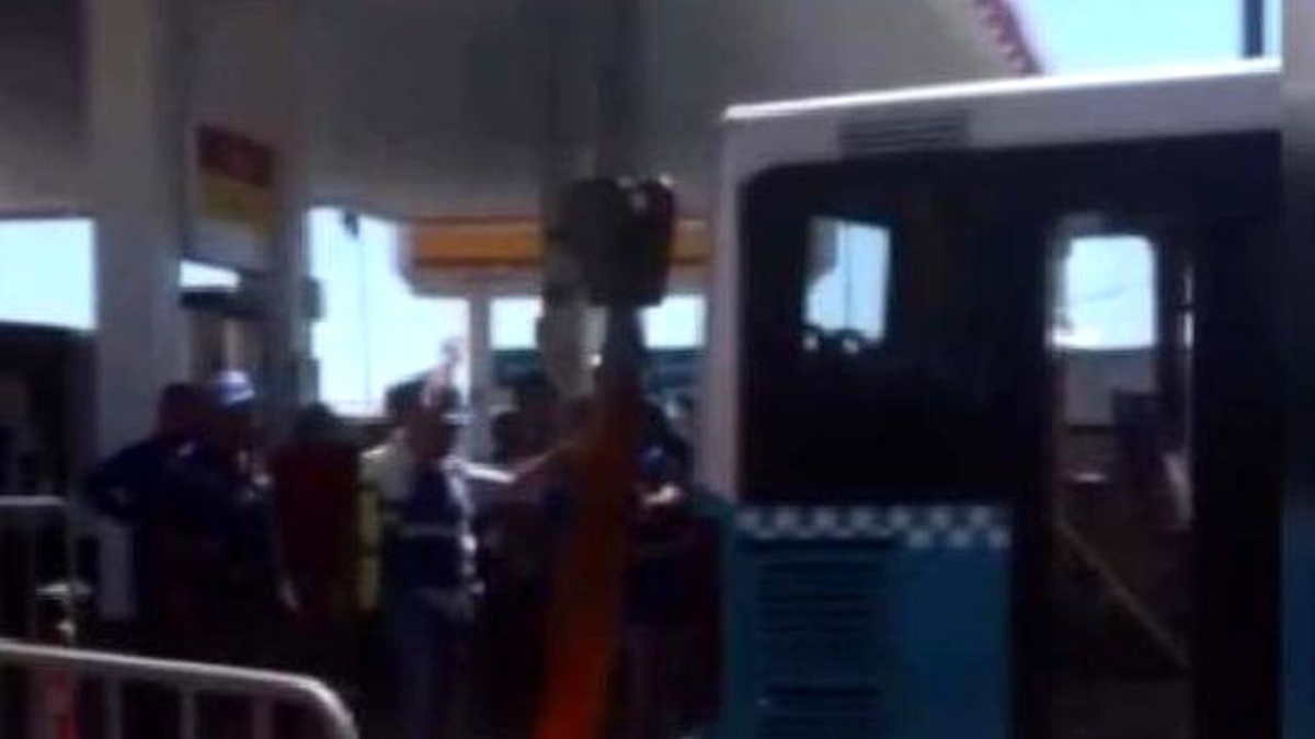 Metro İnşaatı Yakınındaki Yol Otobüs Geçerken Çöktü