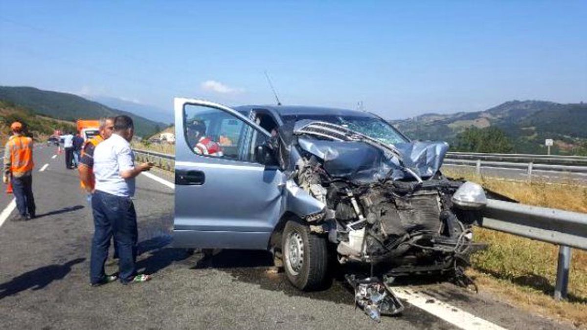 Minibüs Kamyona Çarptı: 2 Yaralı