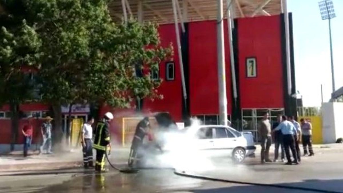 Otomobil Alev Aldı