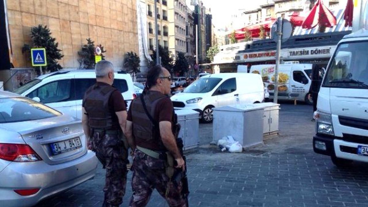 Özel Harekat Polisleri Fransa Başkonsolosluğu\'nda Kuş Uçurtmuyor