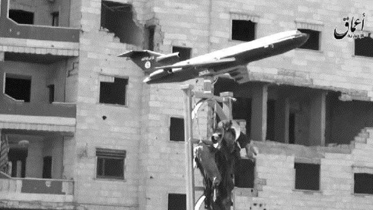 Pilotun Cesedini Çarmıha Gerip Üstüne de Uçak Maketi Koyarak Dalga Geçtiler