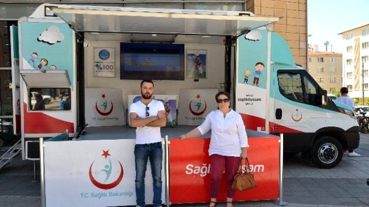 Sağlıklı Yaşam Aracı Espark Önünde