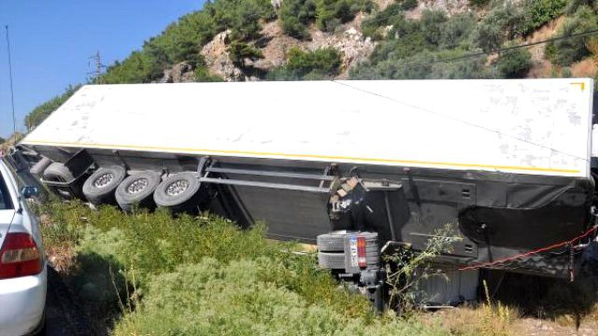 Tır Karşı Şeritteki Otomobile Çarptı: 1 Ölü, 2 Yaralı