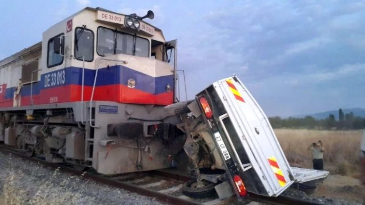 Tren Hemzemin Geçitte İşçi Dolu Kamyonete Çarptı: 2 Ölü, 4 Yaralı