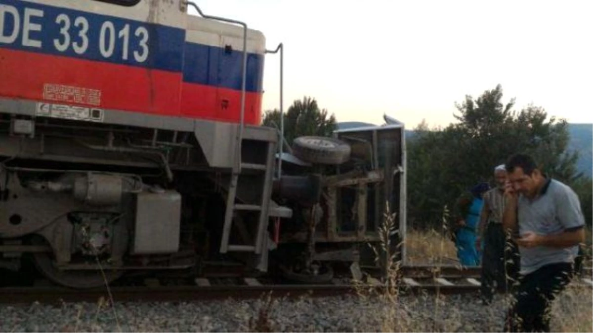 Tren, Tarım İşçilerini Taşıyan Kamyonete Çarptı: 2 Ölü, 9 Yaralı
