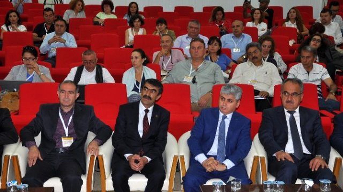 Türkiye\'de ve Dünya\'da Yerel-Geleneksel Peynirler Kars Kaşarı Coğrafi İşareti Sempozyumu Başladı