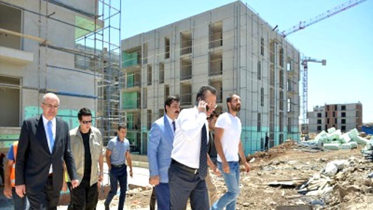 Vali Aksoy, Sur Mağdurları İçin TOKİ\'nin Yaptığı Konutları İnceledi