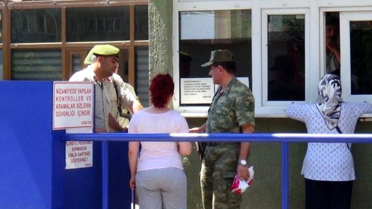 1. Motorize Piyade Komutanlığında Polis ve Jandarma Ekipleri Arama Yapıyor