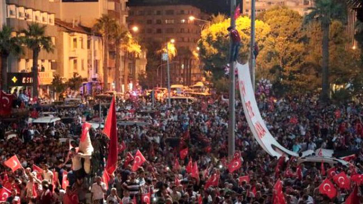 97 Yıllık Sancakla Darbe Girişimine Karşı Çıktı