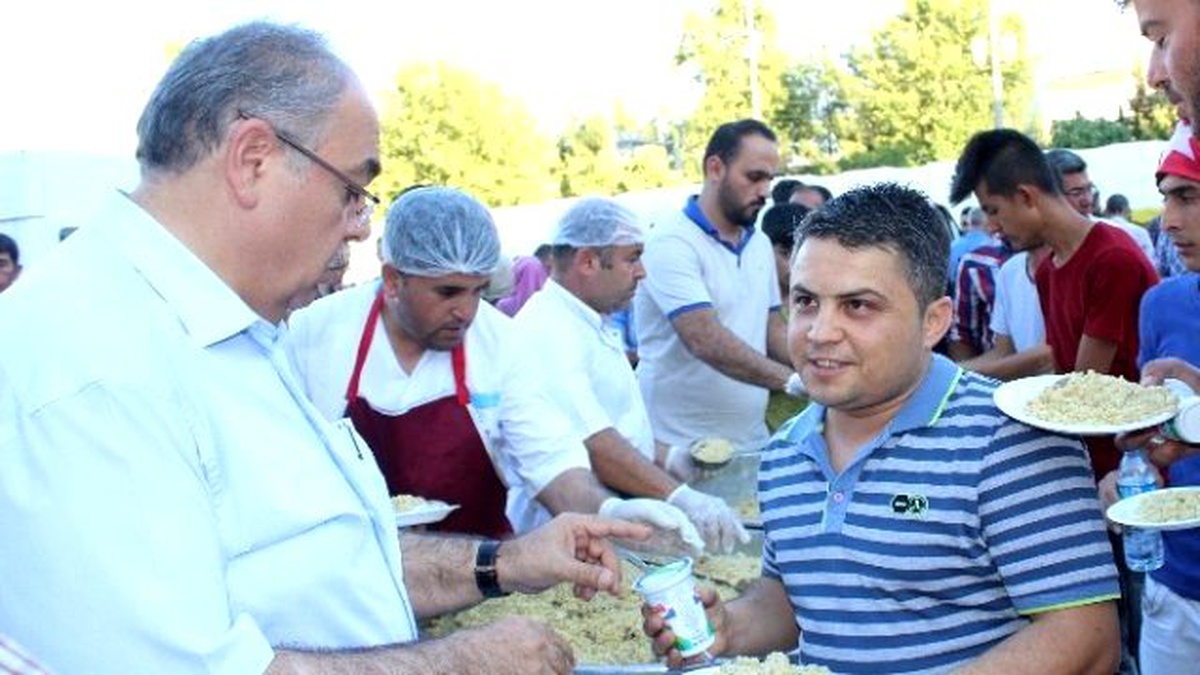Adıyaman Belediyesi Vatandaşlara Pilav ve Ayran Dağıttı