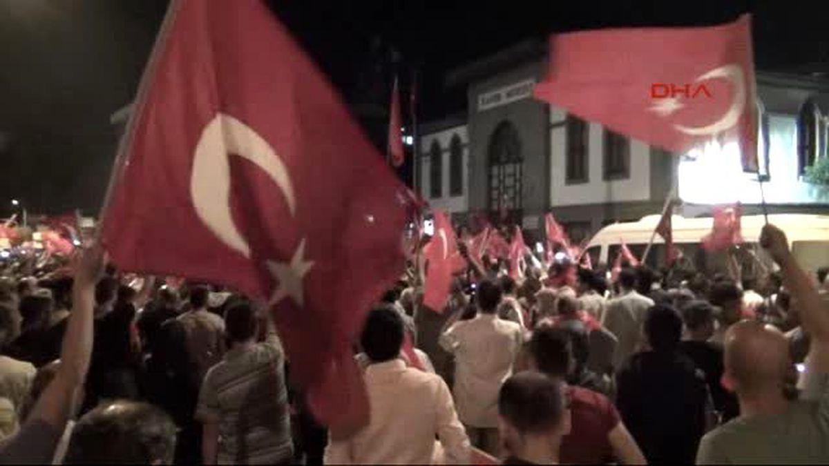 Afyonkarahisarlılar Sokakta Sabahladı