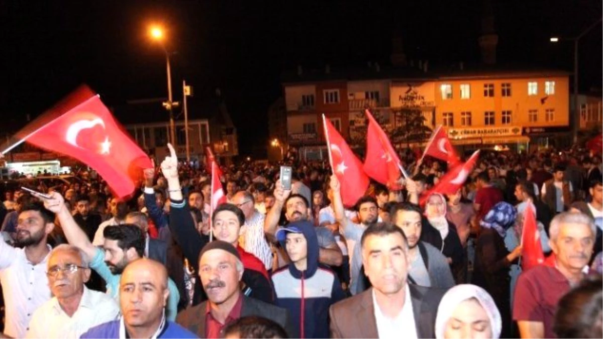 Ahlatlılar Darbe Girişime Karşı Sokaklara Döküldü