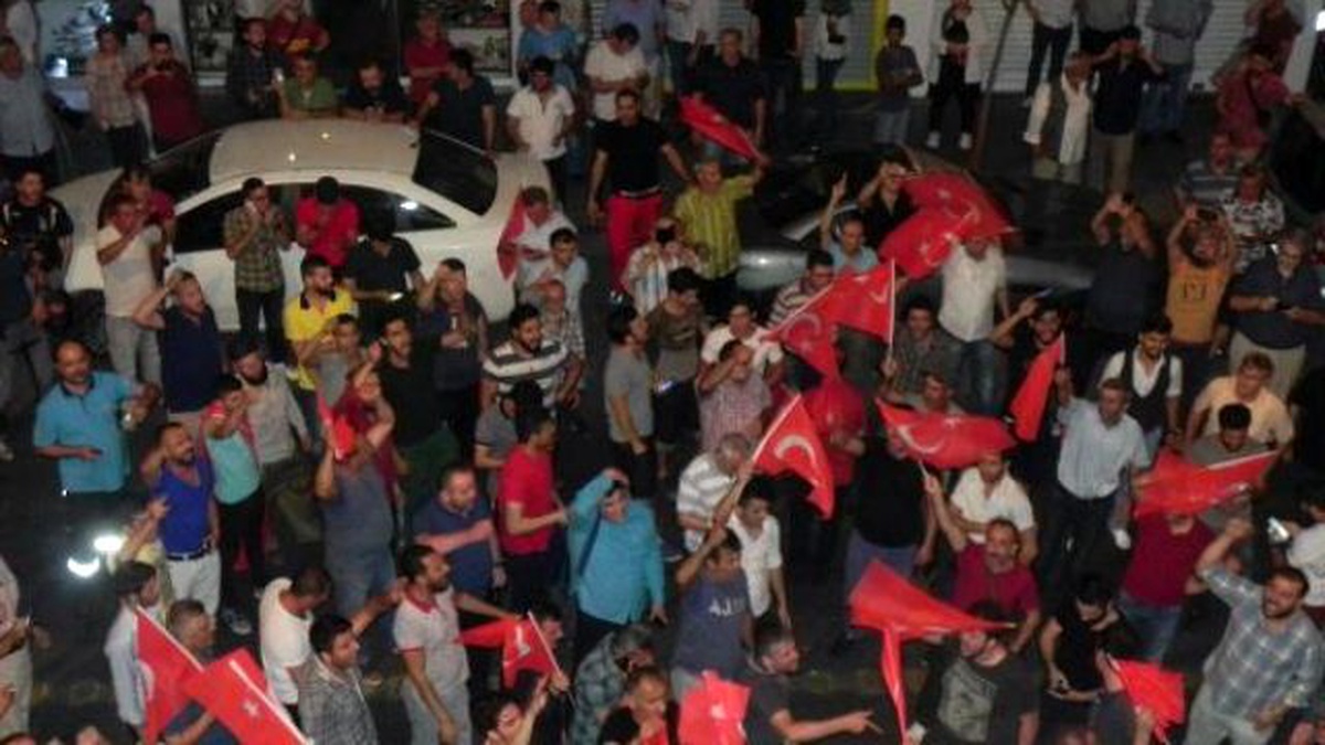 AK Parti Üyeleri Sokağa Döküldü