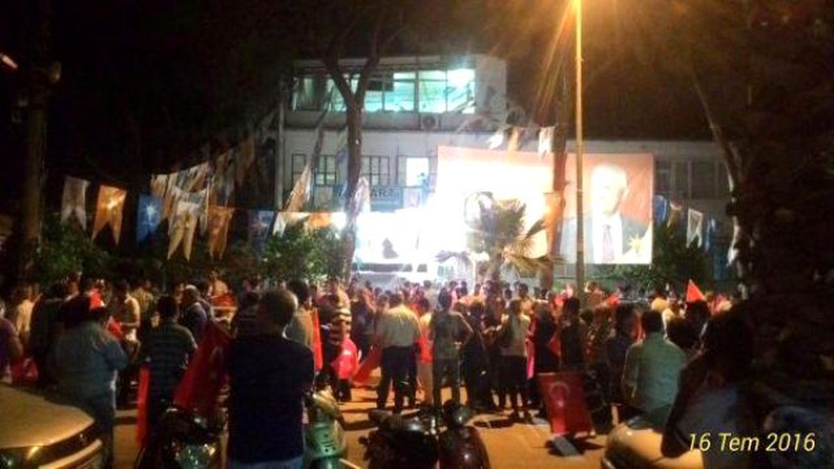 Ak Partililer, Ödemiş\'te Parti Binası Önünde Toplanıyor